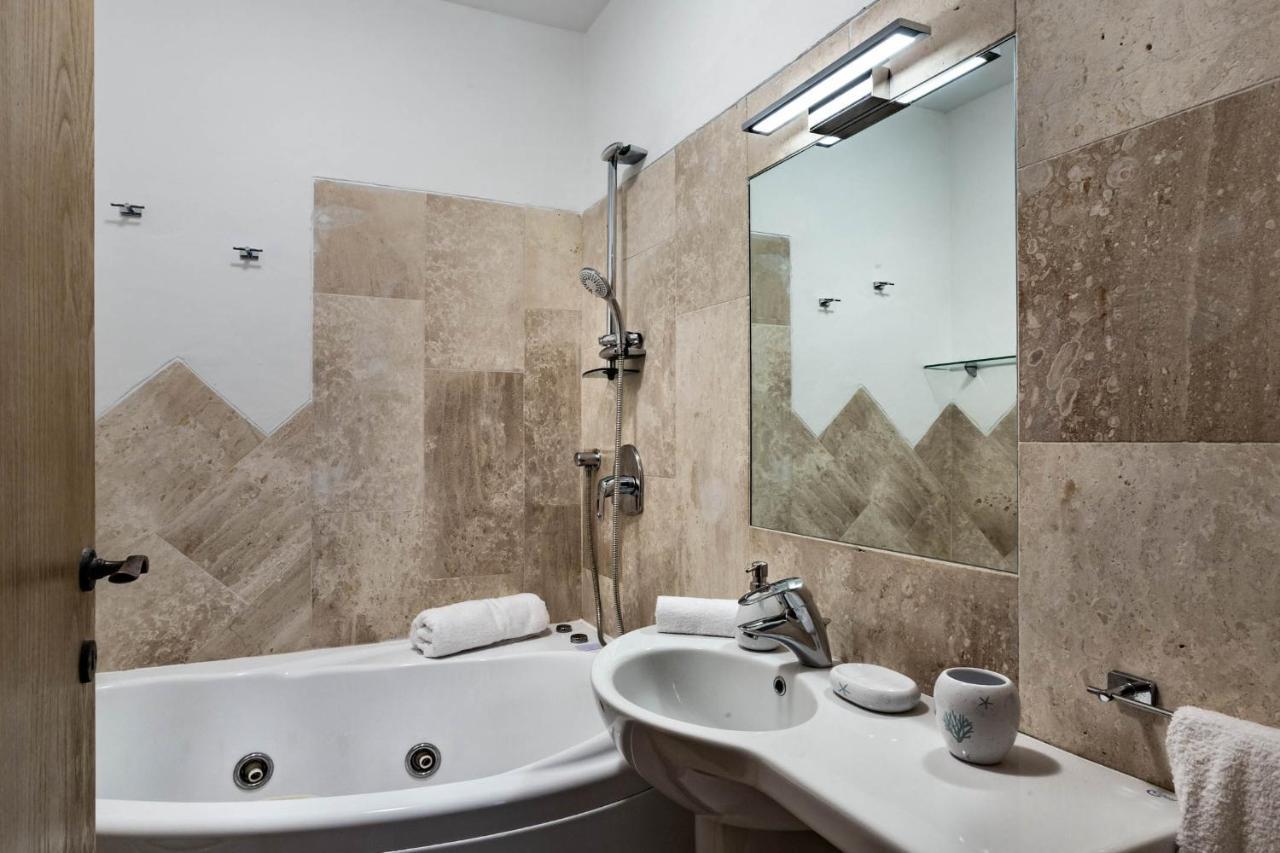 Iconic Luxury Suites Abbiadori ภายนอก รูปภาพ